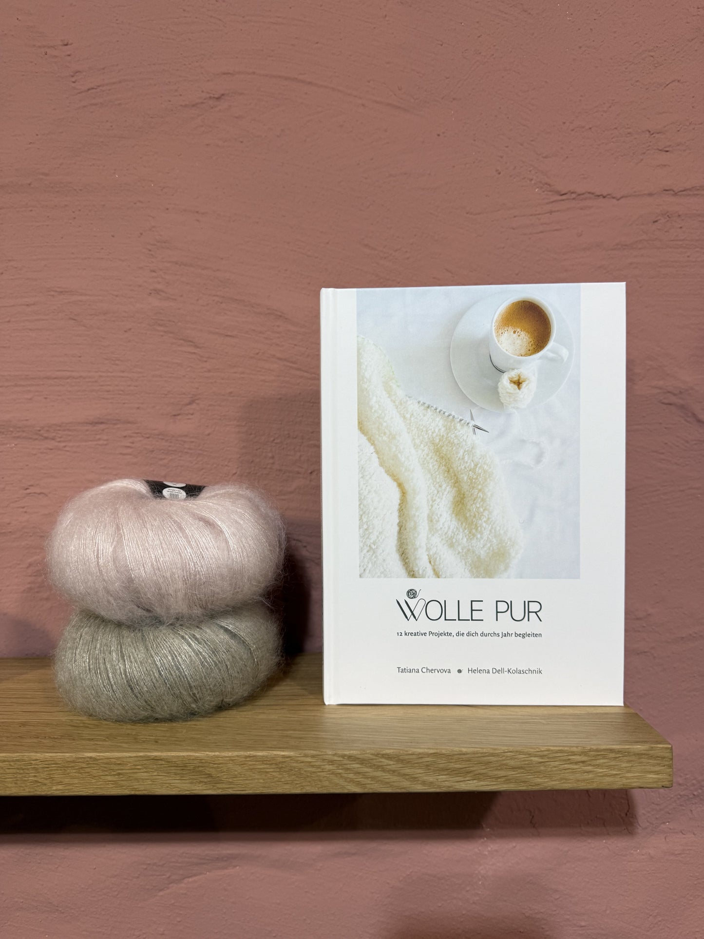 Strickbuch »WOLLE PUR: 12 kreative Projekte, die dich durchs Jahr begleiten.«