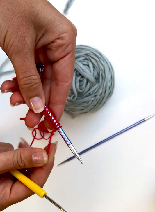 Provisorischer Maschenanschlag mithilfe eines Hilfsfadens und einer Häkelnadel.