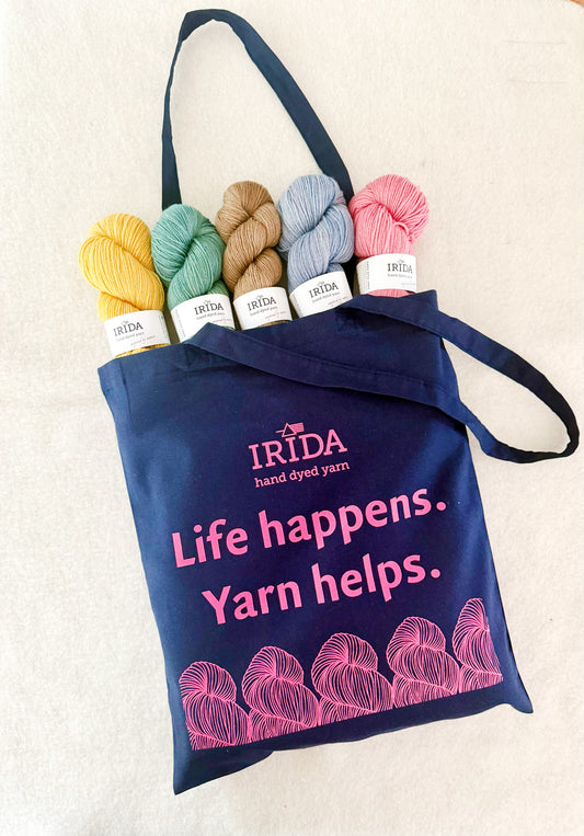 IRIDA Design Baumwolltasche – »Life happens. Yarn helps«
